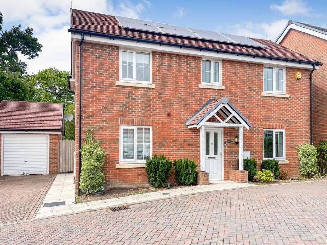 House for sale in Hedge End, Helford