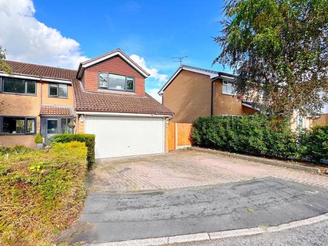 House for sale in Poynton-with-Worth, Poynton