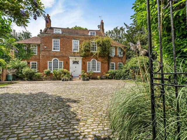 House for sale in Woodcote, Epsom