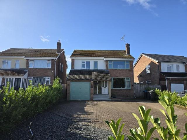 House for sale in Cuddington, Cheshire
