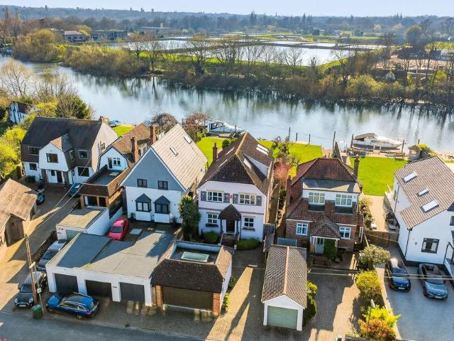 House for sale in Lower Halliford