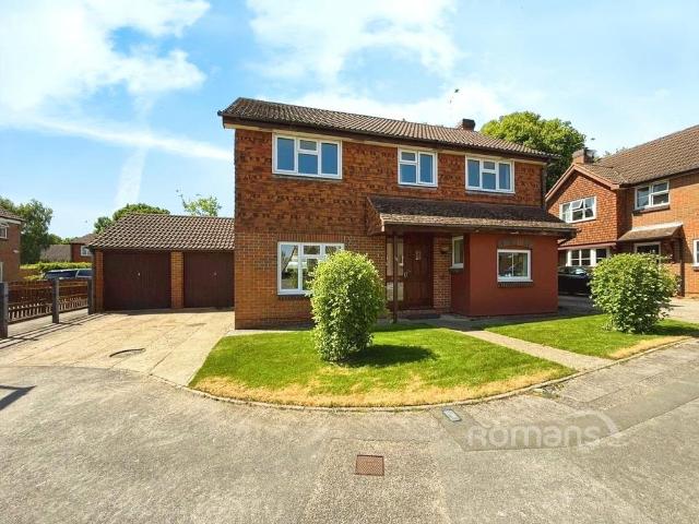 House for sale in The Crescent, Farnborough