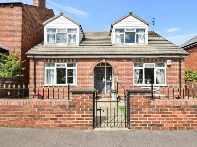 House for sale in Belle Isle, West Yorkshire