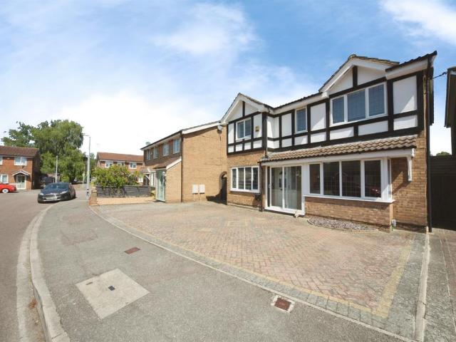 House for sale in Woodside Estate, Houghton Regis