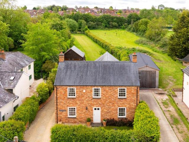 House for sale in Steeple Claydon, Buckinghamshire