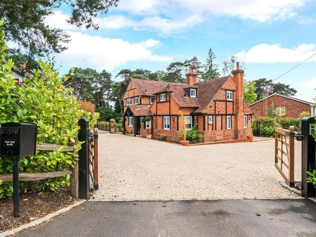 House for sale in Heol-las, Surrey