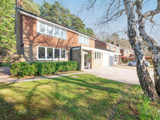 House for sale in Heol-las, Surrey