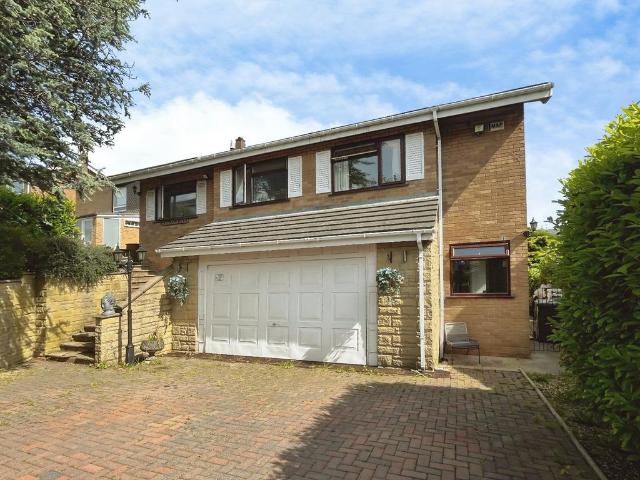 House for sale in Old Glossop, Charlesworth