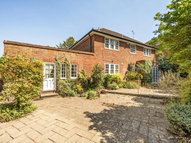 House for sale in Gerrards Cross, Tatling End
