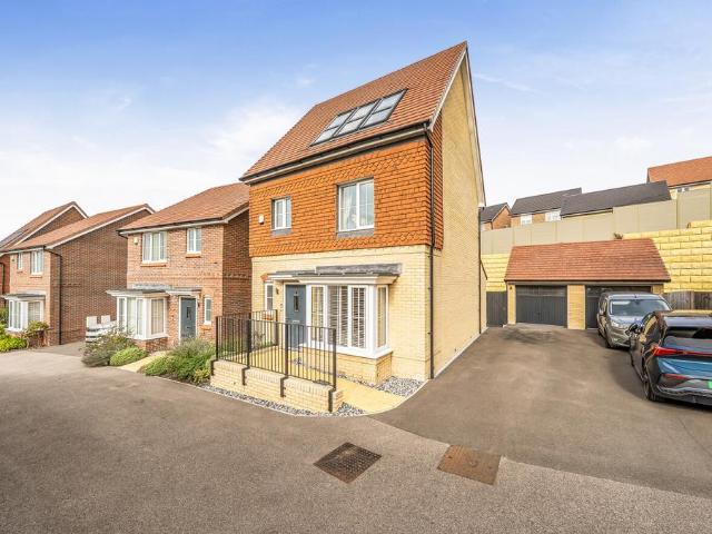 House for sale in Houghton Regis, Bedfordshire