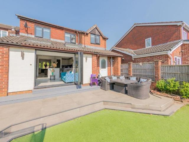 House for sale in West Ardsley, Tingley