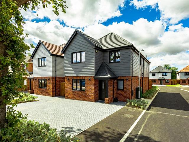 House for sale in Stanford-le-hope, Essex