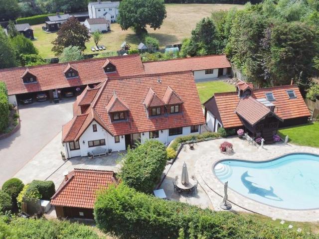House for sale in Pilgrims' Hatch, Navestock Side