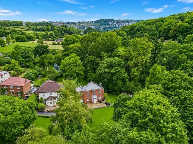 House for sale in Almondbury, West Yorkshire