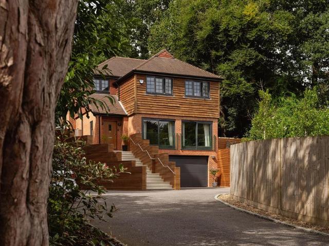 House for sale in Caterham on the Hill, Hillview