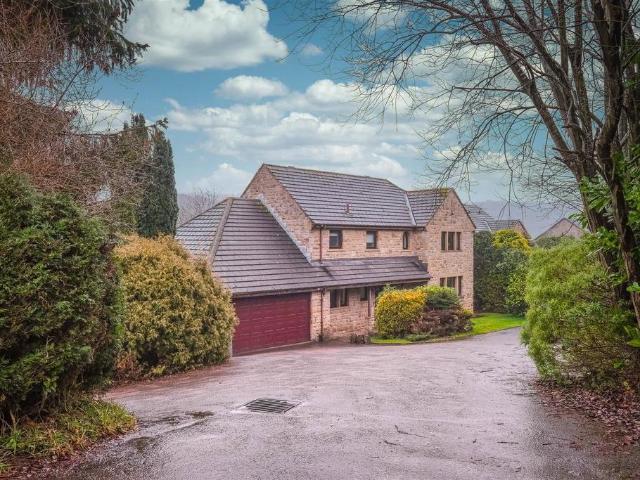 House for sale in Lindley, West Yorkshire
