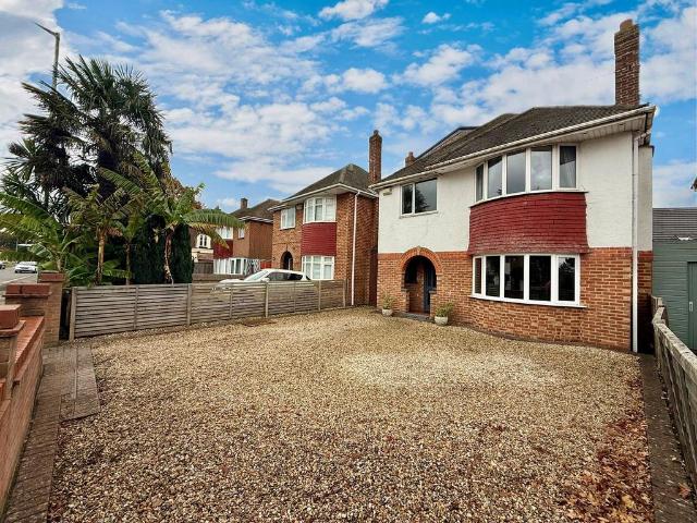 House for sale in Holdenhurst, Bournemouth