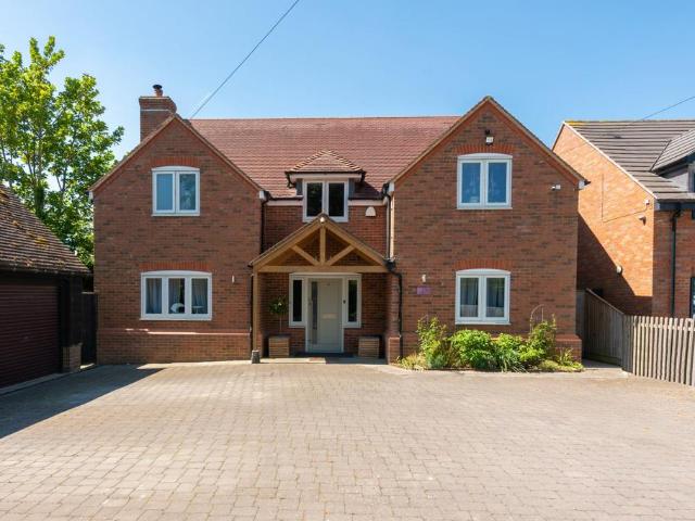 House for sale in Stoke Mandeville, Buckinghamshire