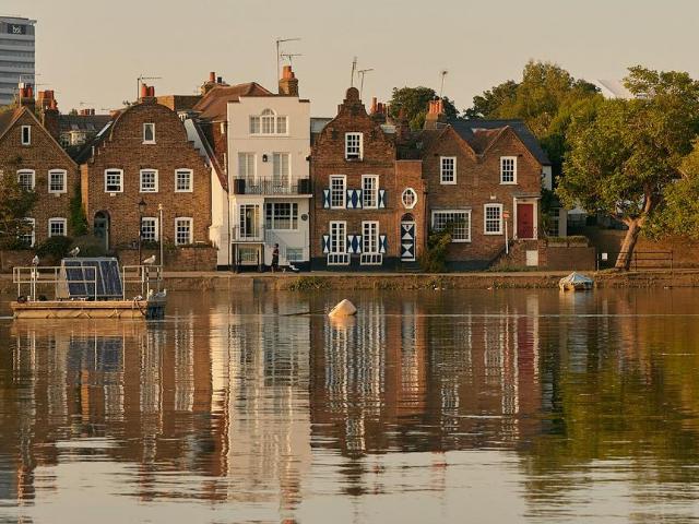 House for sale in London Borough of Hounslow, Strand