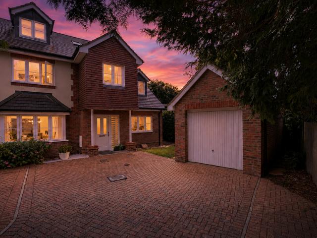 House for sale in Caterham on the Hill, Hillview