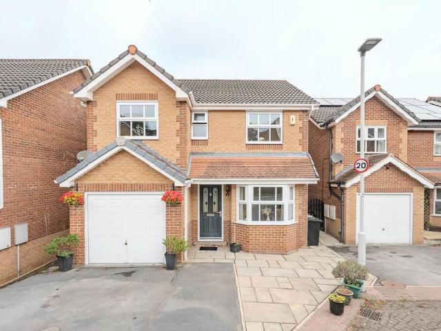 House for sale in Farsley, West Yorkshire