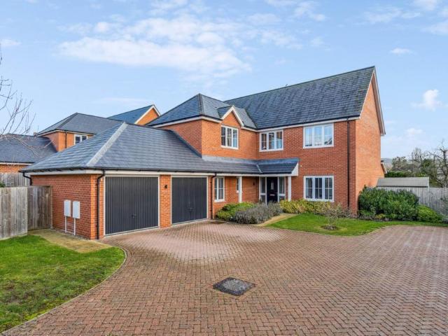 House for sale in Aston Clinton, Buckinghamshire