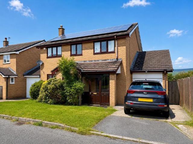 House for sale in Charlesworth