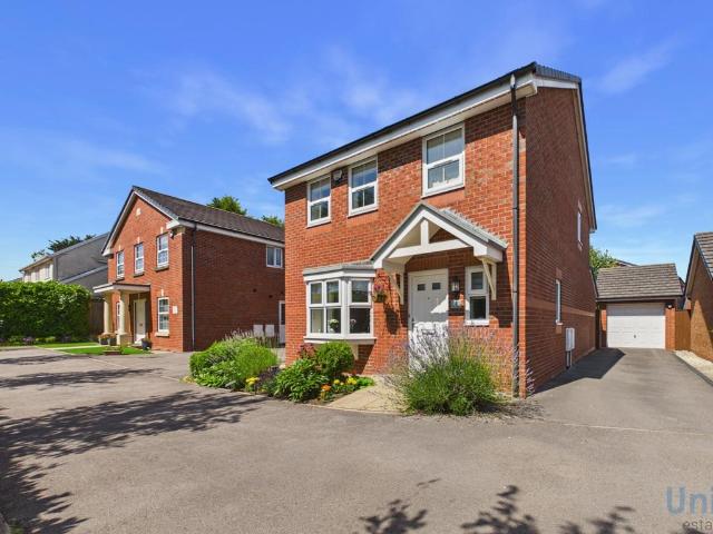 House for sale in Peel Hill, Lancashire
