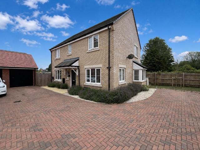 House for sale in Houghton Regis, Bedfordshire