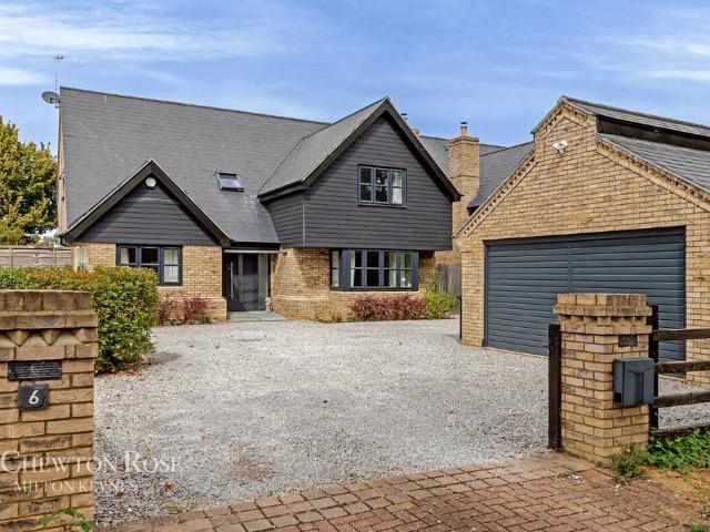 House for sale in Houghton Regis, Bedfordshire