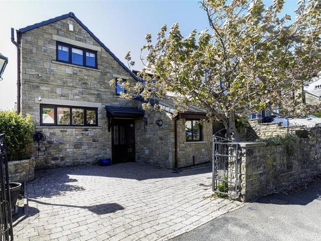 House for sale in Netheroyd Hill, Kirklees