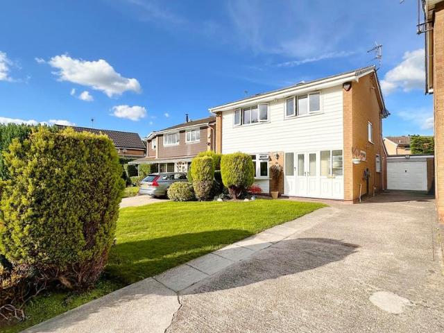 House for sale in Poynton-with-Worth, Poynton