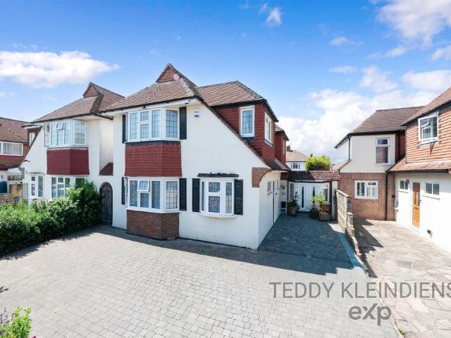 House for sale in Motspur Park, Greater London
