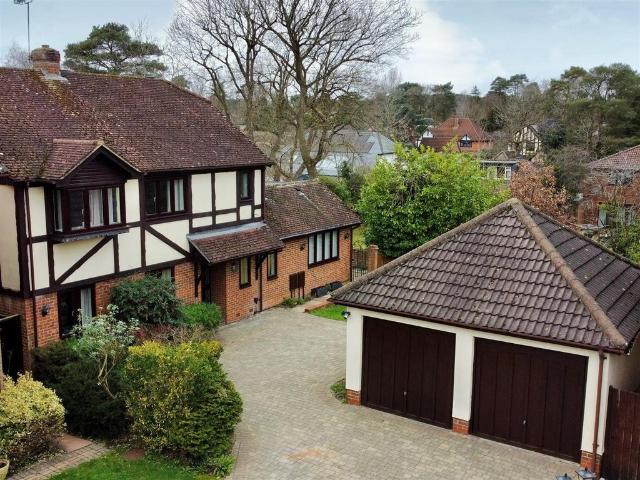 House for sale in Heol-las, Surrey