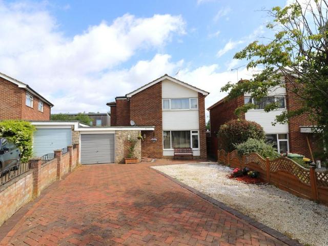 House for sale in Hedge End, Helford