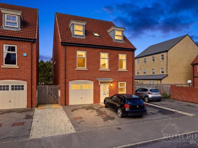 House for sale in Ackworth Moor Top, West Yorkshire