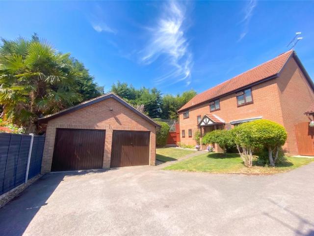 House for sale in Heol-las, Surrey