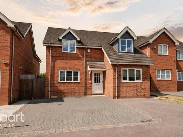 House for sale in Round Green, Luton