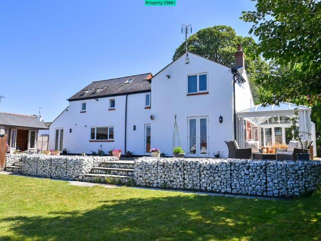 House for sale in Aspley Guise, Bedfordshire