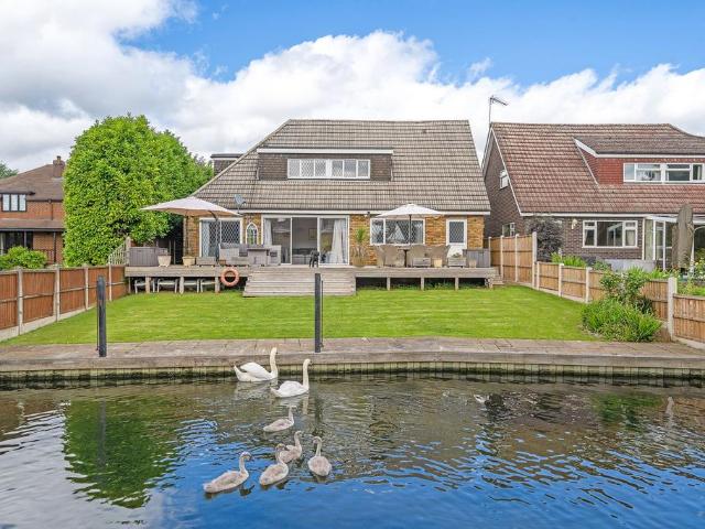 House for sale in Hythe End, Wraysbury