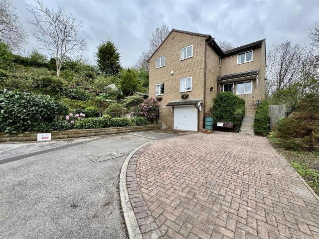 House for sale in Almondbury, West Yorkshire