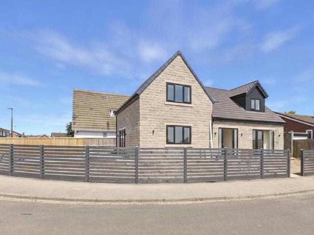 House for sale in Low Moor, West Yorkshire