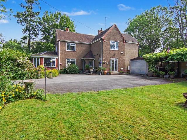 House for sale in Green Close, Warwickshire