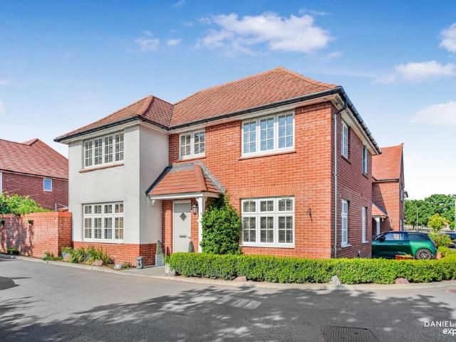 House for sale in Lee Chapel, Essex