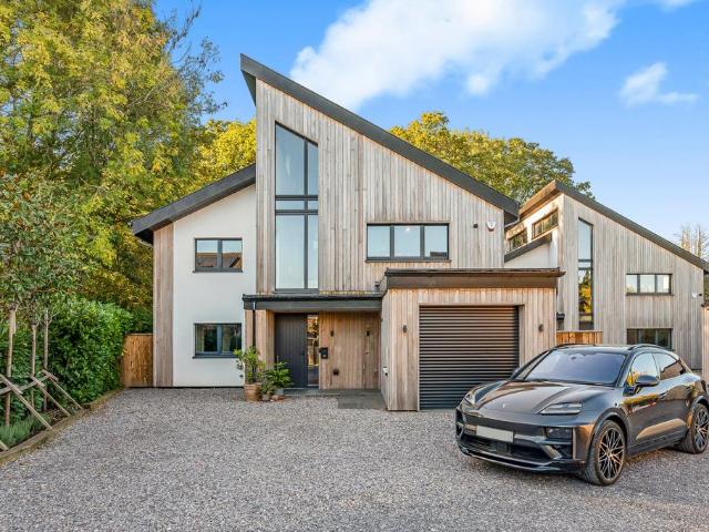 House for sale in How Wood, Five Acres