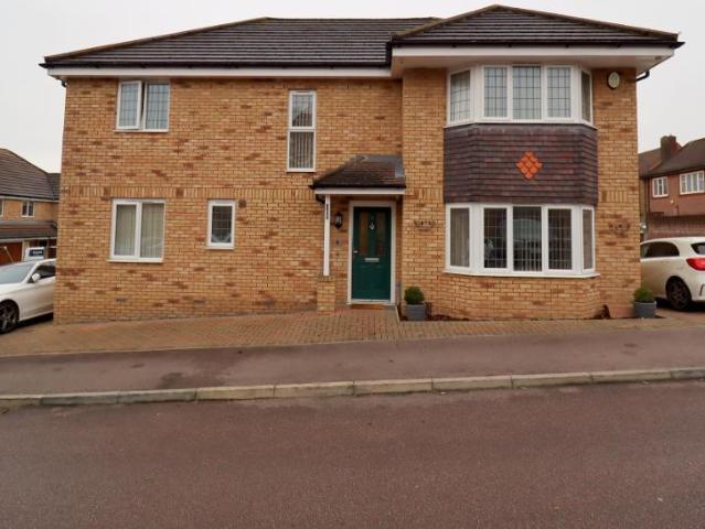 House for sale in Spring Park, Luton