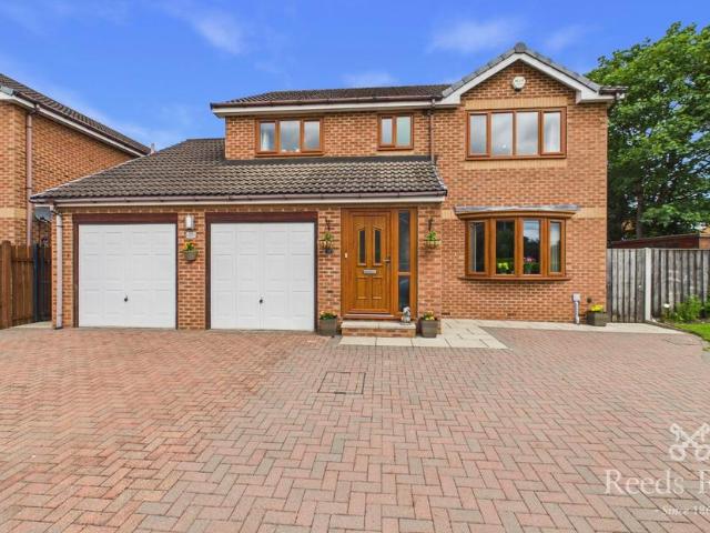 House for sale in Tingley, West Yorkshire