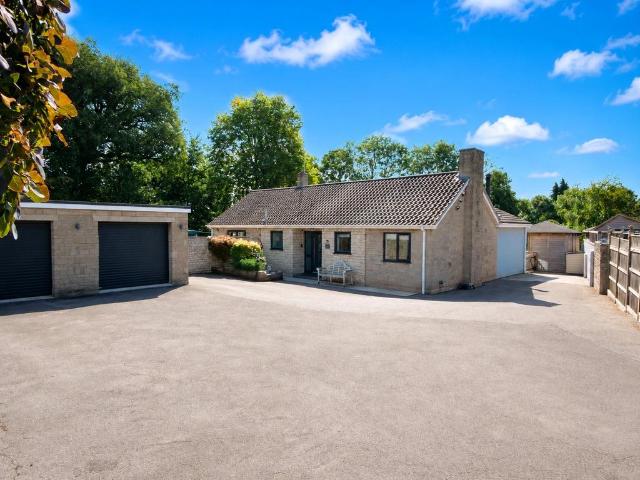 House for sale in Hayes Park, Midsomer Norton