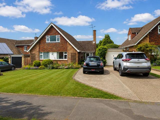 House for sale in Counters End, Pouchen End