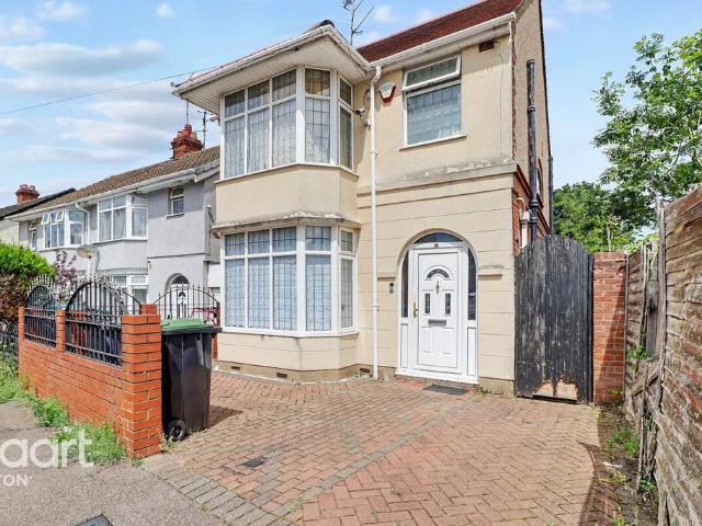 House for sale in Spring Park, Luton